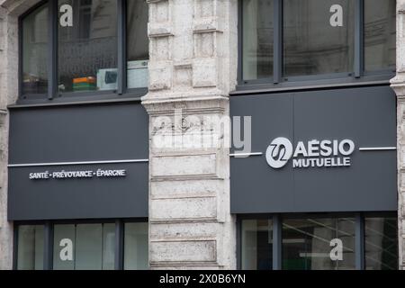 Bordeaux , France - 04 10 2024 : logo Aesio mutuelle marque et signe textuel sur façade entrée mur chaîne assurance bureau de l'agence mutuelle française Banque D'Images