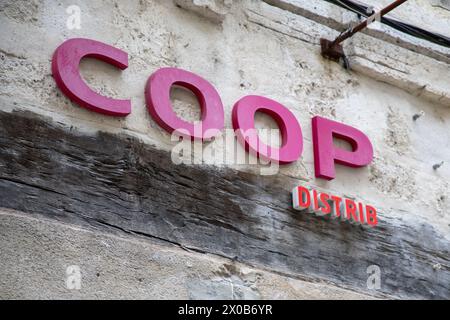 Bordeaux , France - 04 10 2024 : logo Coop distrib marque et panneau texte entrée mur ville marché magasin chaîne de supermarchés coopérative Banque D'Images