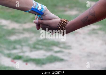 Deux femmes de Maracatu, une activité artistique culturelle et religieuse brésilienne, se tenant par la main dans un geste de paix, de célébration, de respect et d’amitié Banque D'Images