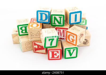 Blocs d'alphabet en bois de couleur vibrante isolés sur fond blanc Banque D'Images