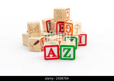 Blocs d'apprentissage de l'alphabet jouet en bois. Les alphabets a et Z sont concentrés avec un fond d'alphabets flous Banque D'Images