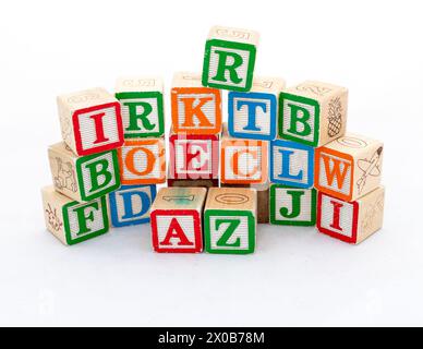 Blocs d'alphabet en bois isolés sur fond blanc. Gros plan. Banque D'Images