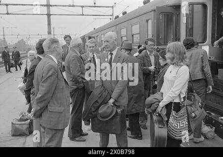 Aktuell 36-2-1973 : de holder kokenDet er 57 år siden Einar Gerhardsen pour første gang deltok i en valgkamp. Nå er han 75 år, men slåss fortsatt i fremste linje. Også i andre partier de gamle Med. Kjell Bondevik, 72 år, og Bent Røiseland, 71 år, spiller viktige roller i kampen. Aktuell har fulgt hver av dem én dag. Foto : Aage Storløkken / Aktuell / NTB ***FOTO IKKE BILDEBEHANDLET*** ce texte a été traduit automatiquement! Banque D'Images