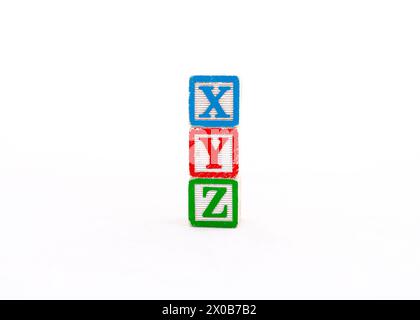 Lettres de l'alphabet XYZ écrites sur des cubes en bois isolés sur fond blanc Banque D'Images