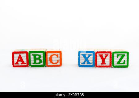 Blocs en bois alphabet ABC et XYZ. Mise au point sélective avec espace de copie. Banque D'Images