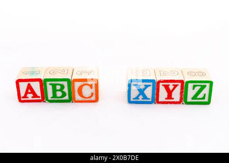 Blocs alphabétiques ABC et XYZ isolés sur fond blanc Banque D'Images