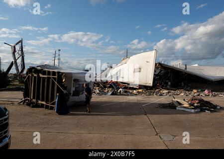 Houston, États-Unis. 10 avril 2024. Un centre commercial est endommagé par une tornade à Katy, une ville de banlieue près de Houston, Texas, États-Unis, le 10 avril 2024. Une personne a été tuée et plus de 10 autres ont été blessées après de violentes tempêtes ont frappé le sud des États-Unis s'étendant du Texas à la Floride mercredi, ont déclaré les autorités.à travers la région, plus de 100 maisons et bâtiments ont été endommagés, et des centaines de milliers de personnes ont été laissées sans électricité tout au long de la journée. Crédit : Chen Chen/Xinhua/Alamy Live News Banque D'Images