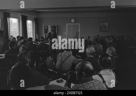 Aktuell 36-2-1973 : de holder kokenDet er 57 år siden Einar Gerhardsen pour første gang deltok i en valgkamp. Nå er han 75 år, men slåss fortsatt i fremste linje. Også i andre partier de gamle Med. Kjell Bondevik, 72 år, og Bent Røiseland, 71 år, spiller viktige roller i kampen. Aktuell har fulgt hver av dem én dag. Foto : Aage Storløkken / Aktuell / NTB ***FOTO IKKE BILDEBEHANDLET*** ce texte a été traduit automatiquement! Banque D'Images