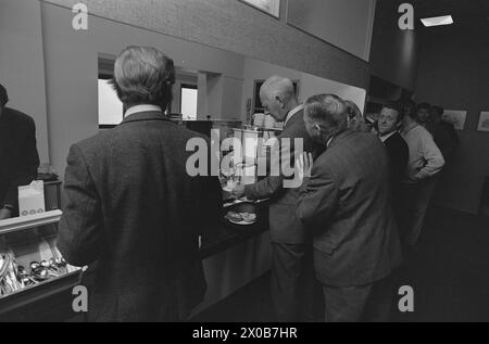 Aktuell 36-2-1973 : de holder kokenDet er 57 år siden Einar Gerhardsen pour første gang deltok i en valgkamp. Nå er han 75 år, men slåss fortsatt i fremste linje. Også i andre partier de gamle Med. Kjell Bondevik, 72 år, og Bent Røiseland, 71 år, spiller viktige roller i kampen. Aktuell har fulgt hver av dem én dag. Foto : Aage Storløkken / Aktuell / NTB ***FOTO IKKE BILDEBEHANDLET*** ce texte a été traduit automatiquement! Banque D'Images