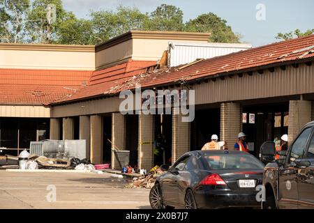 Houston, États-Unis. 10 avril 2024. Un centre commercial est endommagé par une tornade à Katy, une ville de banlieue près de Houston, Texas, États-Unis, le 10 avril 2024. Une personne a été tuée et plus de 10 autres ont été blessées après de violentes tempêtes ont frappé le sud des États-Unis s'étendant du Texas à la Floride mercredi, ont déclaré les autorités.à travers la région, plus de 100 maisons et bâtiments ont été endommagés, et des centaines de milliers de personnes ont été laissées sans électricité tout au long de la journée. Crédit : Chen Chen/Xinhua/Alamy Live News Banque D'Images