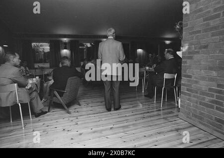 Aktuell 36-2-1973 : de holder kokenDet er 57 år siden Einar Gerhardsen pour første gang deltok i en valgkamp. Nå er han 75 år, men slåss fortsatt i fremste linje. Også i andre partier de gamle Med. Kjell Bondevik, 72 år, og Bent Røiseland, 71 år, spiller viktige roller i kampen. Aktuell har fulgt hver av dem én dag. Foto : Aage Storløkken / Aktuell / NTB ***FOTO IKKE BILDEBEHANDLET*** ce texte a été traduit automatiquement! Banque D'Images