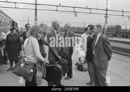 Aktuell 36-2-1973 : de holder kokenDet er 57 år siden Einar Gerhardsen pour første gang deltok i en valgkamp. Nå er han 75 år, men slåss fortsatt i fremste linje. Også i andre partier de gamle Med. Kjell Bondevik, 72 år, og Bent Røiseland, 71 år, spiller viktige roller i kampen. Aktuell har fulgt hver av dem én dag. Foto : Aage Storløkken / Aktuell / NTB ***FOTO IKKE BILDEBEHANDLET*** ce texte a été traduit automatiquement! Banque D'Images