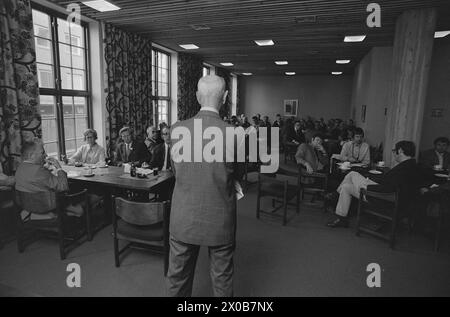 Aktuell 36-2-1973 : de holder kokenDet er 57 år siden Einar Gerhardsen pour første gang deltok i en valgkamp. Nå er han 75 år, men slåss fortsatt i fremste linje. Også i andre partier de gamle Med. Kjell Bondevik, 72 år, og Bent Røiseland, 71 år, spiller viktige roller i kampen. Aktuell har fulgt hver av dem én dag. Foto : Aage Storløkken / Aktuell / NTB ***FOTO IKKE BILDEBEHANDLET*** ce texte a été traduit automatiquement! Banque D'Images