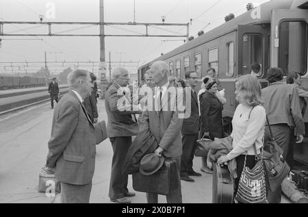 Aktuell 36-2-1973 : de holder kokenDet er 57 år siden Einar Gerhardsen pour første gang deltok i en valgkamp. Nå er han 75 år, men slåss fortsatt i fremste linje. Også i andre partier de gamle Med. Kjell Bondevik, 72 år, og Bent Røiseland, 71 år, spiller viktige roller i kampen. Aktuell har fulgt hver av dem én dag. Foto : Aage Storløkken / Aktuell / NTB ***FOTO IKKE BILDEBEHANDLET*** ce texte a été traduit automatiquement! Banque D'Images