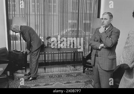 Aktuell 36-2-1973 : de holder kokenDet er 57 år siden Einar Gerhardsen pour første gang deltok i en valgkamp. Nå er han 75 år, men slåss fortsatt i fremste linje. Også i andre partier de gamle Med. Kjell Bondevik, 72 år, og Bent Røiseland, 71 år, spiller viktige roller i kampen. Aktuell har fulgt hver av dem én dag. Foto : Aage Storløkken / Aktuell / NTB ***FOTO IKKE BILDEBEHANDLET*** ce texte a été traduit automatiquement! Banque D'Images