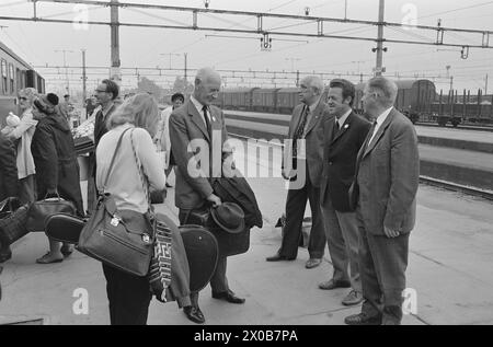 Aktuell 36-2-1973 : de holder kokenDet er 57 år siden Einar Gerhardsen pour første gang deltok i en valgkamp. Nå er han 75 år, men slåss fortsatt i fremste linje. Også i andre partier de gamle Med. Kjell Bondevik, 72 år, og Bent Røiseland, 71 år, spiller viktige roller i kampen. Aktuell har fulgt hver av dem én dag. Foto : Aage Storløkken / Aktuell / NTB ***FOTO IKKE BILDEBEHANDLET*** ce texte a été traduit automatiquement! Banque D'Images
