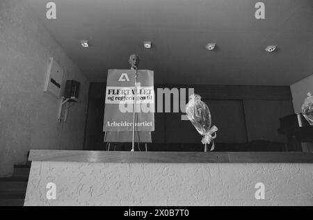 Aktuell 36-2-1973 : de holder kokenDet er 57 år siden Einar Gerhardsen pour første gang deltok i en valgkamp. Nå er han 75 år, men slåss fortsatt i fremste linje. Også i andre partier de gamle Med. Kjell Bondevik, 72 år, og Bent Røiseland, 71 år, spiller viktige roller i kampen. Aktuell har fulgt hver av dem én dag. Foto : Aage Storløkken / Aktuell / NTB ***FOTO IKKE BILDEBEHANDLET*** ce texte a été traduit automatiquement! Banque D'Images