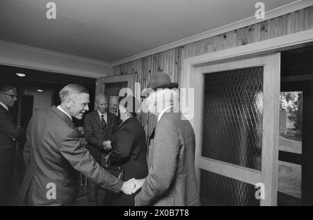 Aktuell 36-2-1973 : de holder kokenDet er 57 år siden Einar Gerhardsen pour første gang deltok i en valgkamp. Nå er han 75 år, men slåss fortsatt i fremste linje. Også i andre partier de gamle Med. Kjell Bondevik, 72 år, og Bent Røiseland, 71 år, spiller viktige roller i kampen. Aktuell har fulgt hver av dem én dag. Foto : Aage Storløkken / Aktuell / NTB ***FOTO IKKE BILDEBEHANDLET*** ce texte a été traduit automatiquement! Banque D'Images