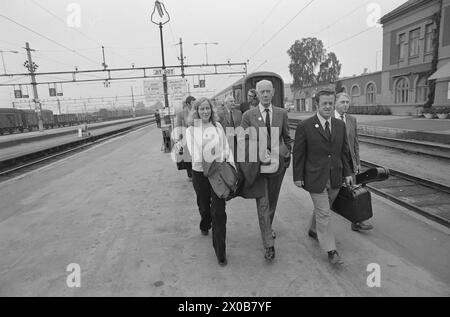 Aktuell 36-2-1973 : de holder kokenDet er 57 år siden Einar Gerhardsen pour første gang deltok i en valgkamp. Nå er han 75 år, men slåss fortsatt i fremste linje. Også i andre partier de gamle Med. Kjell Bondevik, 72 år, og Bent Røiseland, 71 år, spiller viktige roller i kampen. Aktuell har fulgt hver av dem én dag. Foto : Aage Storløkken / Aktuell / NTB ***FOTO IKKE BILDEBEHANDLET*** ce texte a été traduit automatiquement! Banque D'Images