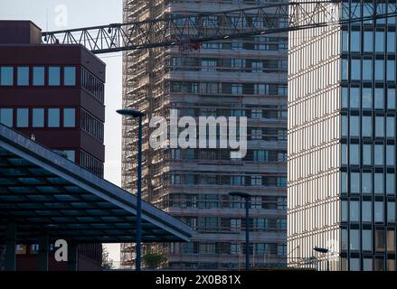 Berlin, Allemagne. 11 avril 2024. Les bâtiments résidentiels et commerciaux nouvellement construits sont situés près de l''Ostbahnhof. Crédit : Soeren Stache/dpa/Alamy Live News Banque D'Images