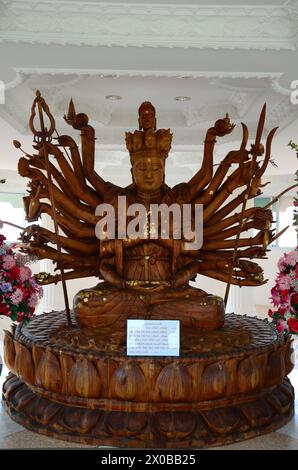 Guishan Guanyin de Thousand Hands ou Guan Yin bodhisattva déesse chinoise pour les thaïlandais visite respect prier bénédiction à Wat Huay Pla Kang te Banque D'Images