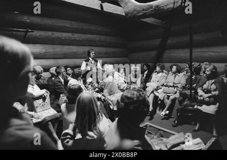 Aktuell 27-5-1973 : Turist-Oslo : rømmegrøt og bunadHva får turistene se når de kommer til landets hovedstad? Aktuells médarbeider Berit Eriksen har fulgt noen av de tradisjonelle oppleggene – 'forkledd' som turist. Foto : ODD Ween / Aktuell / NTB ***FOTO IKKE BILDEBEHANDLET*** ce texte a été traduit automatiquement! Banque D'Images