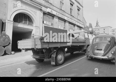 Aktuell 27-5-1973 : Turist-Oslo : rømmegrøt og bunadHva får turistene se når de kommer til landets hovedstad? Aktuells médarbeider Berit Eriksen har fulgt noen av de tradisjonelle oppleggene – 'forkledd' som turist. Foto : ODD Ween / Aktuell / NTB ***FOTO IKKE BILDEBEHANDLET*** ce texte a été traduit automatiquement! Banque D'Images