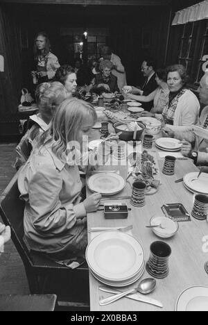 Aktuell 27-5-1973 : Turist-Oslo : rømmegrøt og bunadHva får turistene se når de kommer til landets hovedstad? Aktuells médarbeider Berit Eriksen har fulgt noen av de tradisjonelle oppleggene – 'forkledd' som turist. Foto : ODD Ween / Aktuell / NTB ***FOTO IKKE BILDEBEHANDLET*** ce texte a été traduit automatiquement! Banque D'Images