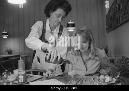 Aktuell 27-5-1973 : Turist-Oslo : rømmegrøt og bunadHva får turistene se når de kommer til landets hovedstad? Aktuells médarbeider Berit Eriksen har fulgt noen av de tradisjonelle oppleggene – 'forkledd' som turist. Foto : ODD Ween / Aktuell / NTB ***FOTO IKKE BILDEBEHANDLET*** ce texte a été traduit automatiquement! Banque D'Images