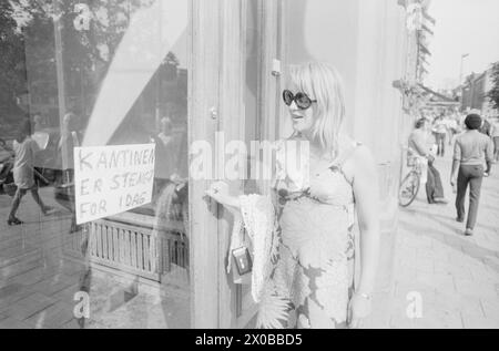 Aktuell 27-5-1973 : Turist-Oslo : rømmegrøt og bunadHva får turistene se når de kommer til landets hovedstad? Aktuells médarbeider Berit Eriksen har fulgt noen av de tradisjonelle oppleggene – 'forkledd' som turist. Foto : ODD Ween / Aktuell / NTB ***FOTO IKKE BILDEBEHANDLET*** ce texte a été traduit automatiquement! Banque D'Images
