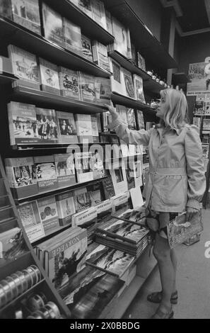 Aktuell 27-5-1973 : Turist-Oslo : rømmegrøt og bunadHva får turistene se når de kommer til landets hovedstad? Aktuells médarbeider Berit Eriksen har fulgt noen av de tradisjonelle oppleggene – 'forkledd' som turist. Foto : ODD Ween / Aktuell / NTB ***FOTO IKKE BILDEBEHANDLET*** ce texte a été traduit automatiquement! Banque D'Images