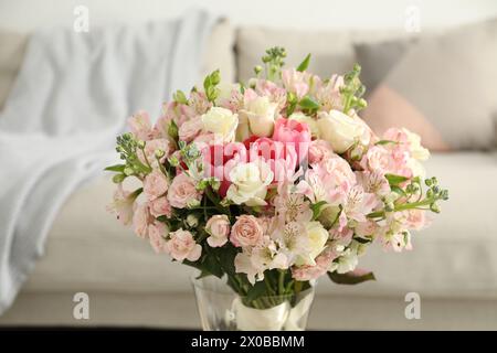 Beau bouquet de fleurs fraîches en vase à l'intérieur Banque D'Images