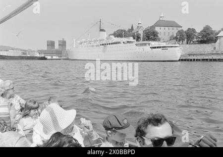 Aktuell 27-5-1973 : Turist-Oslo : rømmegrøt og bunadHva får turistene se når de kommer til landets hovedstad? Aktuells médarbeider Berit Eriksen har fulgt noen av de tradisjonelle oppleggene – 'forkledd' som turist. Foto : ODD Ween / Aktuell / NTB ***FOTO IKKE BILDEBEHANDLET*** ce texte a été traduit automatiquement! Banque D'Images