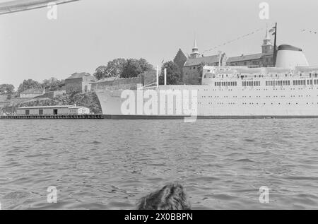 Aktuell 27-5-1973 : Turist-Oslo : rømmegrøt og bunadHva får turistene se når de kommer til landets hovedstad? Aktuells médarbeider Berit Eriksen har fulgt noen av de tradisjonelle oppleggene – 'forkledd' som turist. Foto : ODD Ween / Aktuell / NTB ***FOTO IKKE BILDEBEHANDLET*** ce texte a été traduit automatiquement! Banque D'Images