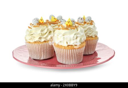 Savoureux cupcakes de Pâques à la crème vanille isolés sur blanc Banque D'Images