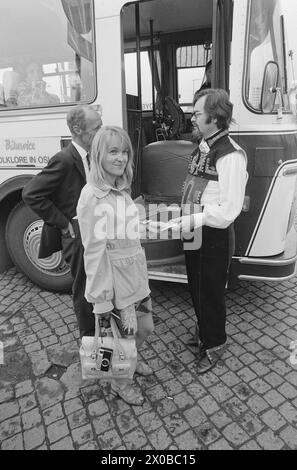 Aktuell 27-5-1973 : Turist-Oslo : rømmegrøt og bunadHva får turistene se når de kommer til landets hovedstad? Aktuells médarbeider Berit Eriksen har fulgt noen av de tradisjonelle oppleggene – 'forkledd' som turist. Foto : ODD Ween / Aktuell / NTB ***FOTO IKKE BILDEBEHANDLET*** ce texte a été traduit automatiquement! Banque D'Images