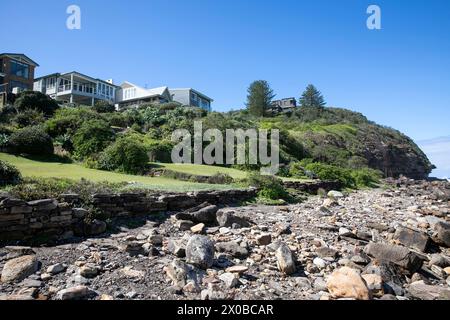 Maisons avec vue sur l'océan côtier à Avalon Beach à Sydney, Nouvelle-Galles du Sud, Australai Banque D'Images