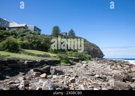 Maisons avec vue sur l'océan côtier à Avalon Beach à Sydney, Nouvelle-Galles du Sud, Australai Banque D'Images