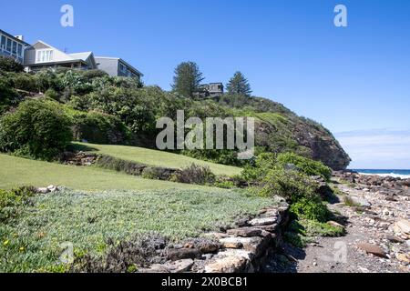 Maisons avec vue sur l'océan côtier à Avalon Beach à Sydney, Nouvelle-Galles du Sud, Australai Banque D'Images