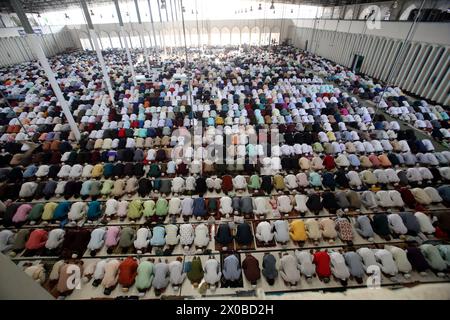 Dhaka, Bangladesh. 11 avril 2024. Les fidèles musulmans offrent des prières à l’Aïd al-Fitr, qui marque la fin du mois de jeûne sacré du Ramadan, à Dhaka, au Bangladesh, le 11 avril 2024. Les musulmans du monde entier célèbrent l’Aïd al-Fitr, un festival de deux ou trois jours à la fin du mois de jeûne sacré musulman du Ramadan. C'est l'une des deux grandes fêtes de l'Islam. Pendant l'Aïd al-Fitr, de nombreuses personnes voyagent pour rendre visite à leurs proches et à leurs proches, et les enfants reçoivent de nouveaux vêtements et de l'argent à dépenser pour l'occasion. Photo Habibur Rahman/ABACAPRESS.COM crédit : Abaca Press/Alamy Live News Banque D'Images