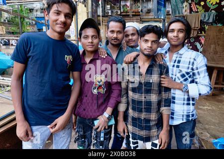 Un groupe pf jeunes hommes musulmans posant dans la zone dominée par les musulmans Dongri / Mohamed Ali Road à Mumbai, Inde Banque D'Images
