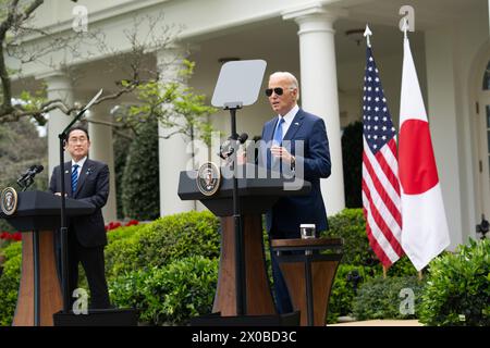 (240411) -- WASHINGTON, D.C., 11 avril 2024 (Xinhua) -- le président américain Joe Biden (R) et le premier ministre japonais Fumio Kishida tiennent une conférence de presse conjointe à la Maison Blanche à Washington, DC, États-Unis, le 10 avril 2024. (Xinhua/Liu Jie) crédit : Liu Jie/Xinhua/Alamy Live News Banque D'Images