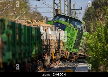 Birkenwerder, Allemagne. 11 avril 2024. Une locomotive de manœuvre a déraillé à Birkenwerder. Mercredi soir, les roues de la locomotive de manœuvre ont sauté de la voie en passant sur un aiguillage près de la gare Birkenwerder près de Berlin. En conséquence, le trafic ferroviaire dans le nord de Berlin a été gravement perturbé jeudi. Crédit : Jörg Carstensen/dpa/Alamy Live News Banque D'Images