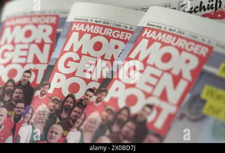 Hambourg, Allemagne. 11 avril 2024. Trois exemplaires de la dernière édition imprimée du 'Hamburger Morgenpost' (MOPO) reposent sur une table. À partir du 12 avril 2024, le 'Hamburger Morgenpost' ne sera publié que sous forme d'hebdomadaire et toujours le vendredi. Crédit : Marcus Brandt/dpa/Alamy Live News Banque D'Images