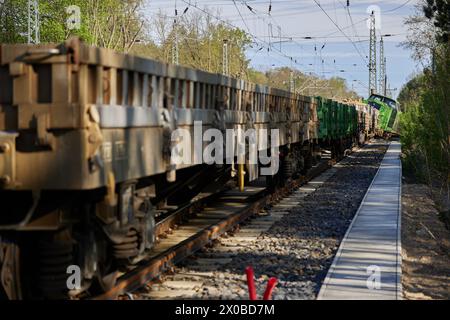 Birkenwerder, Allemagne. 11 avril 2024. Une locomotive de manœuvre a déraillé à Birkenwerder. Mercredi soir, les roues de la locomotive de manœuvre ont sauté de la voie en passant sur un aiguillage près de la gare Birkenwerder près de Berlin. En conséquence, le trafic ferroviaire dans le nord de Berlin a été gravement perturbé jeudi. Crédit : Jörg Carstensen/dpa/Alamy Live News Banque D'Images