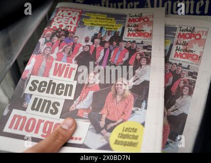 Hambourg, Allemagne. 11 avril 2024. La dernière édition imprimée du 'Hamburger Morgenpost' (MOPO) est exposée dans un kiosque. À partir du 12 avril 2024, le 'Hamburger Morgenpost' ne sera publié que sous forme d'hebdomadaire et toujours le vendredi. Crédit : Marcus Brandt/dpa/Alamy Live News Banque D'Images