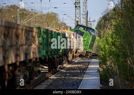 Birkenwerder, Allemagne. 11 avril 2024. Une locomotive de manœuvre a déraillé à Birkenwerder. Mercredi soir, les roues de la locomotive de manœuvre ont sauté de la voie en passant sur un aiguillage près de la gare Birkenwerder près de Berlin. En conséquence, le trafic ferroviaire dans le nord de Berlin a été gravement perturbé jeudi. Crédit : Jörg Carstensen/dpa/Alamy Live News Banque D'Images