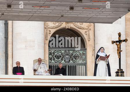 Cité du Vatican, Vatican. 10 avril 2024. Le pape François mène sa traditionnelle audience générale du mercredi. Traditionnel mercredi du Pape François audience générale en Assemblée Place Pierre dans la Cité du Vatican. (Photo de Stefano Costantino/SOPA images/Sipa USA) crédit : Sipa USA/Alamy Live News Banque D'Images