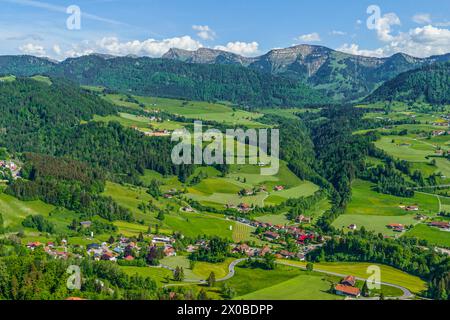 Vue sur Oberstaufen dans le parc naturel germano-autrichien de Nagelfluhkette dans la région de Oberallgäu Banque D'Images