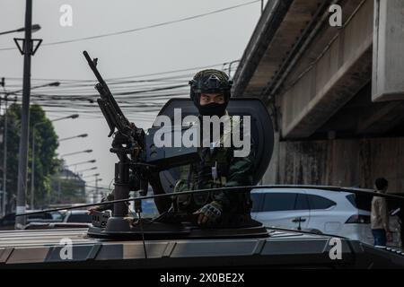 Mae Sot, Thaïlande. 11 avril 2024. Un soldat thaïlandais regarde hors d'un véhicule blindé dans la ville à la frontière avec Manmar. Au Myanmar, pays touché par la crise, des groupes rebelles auraient pris le contrôle de l'importante ville commerçante de Myawaddy, à la frontière avec la Thaïlande. De nombreux véhicules militaires blindés ont été positionnés du côté thaïlandais. Crédit : Steven Note/dpa/Alamy Live News Banque D'Images